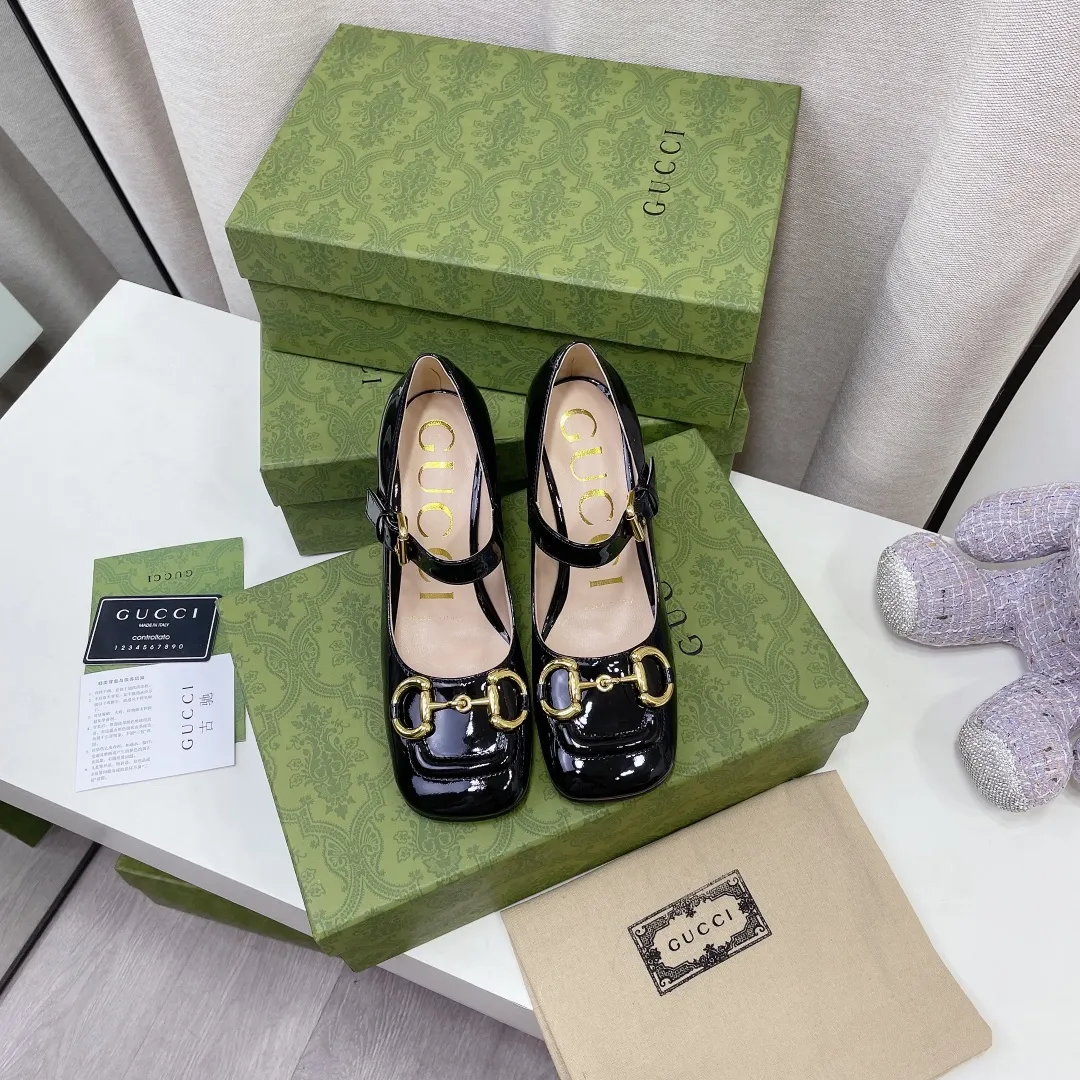 👟👟Ex-factory price👟👟Ex-factory price 480👟👟 ____New arrival____ GUCCI Gucci/Gucci high-end boutique 20212 early spring new model, original flavor and original quality! Every detail has been carefully crafted and can be compared with ZG, no second quality! Fabric: Original custom imported patent leather with molded hardware horsebit buckle from Dongguan Dachang Factory Lining/foot pads: High-end custom sheepskin lining Heel height: 7.5CM, electroplated gold+covered leather Outsole: Italian genuine leather sole Size: 34-41 (34.40.41. Customized, non-returnable) This medium-heeled pump is made of leather, with designs such as a square toe and a three-dimensional square heel. The exquisite and delicate details give the entire design an elegant charm. The gold-toned horsebit injects the brand’s logo into this look. ●Horsebit detail. Three-dimensional square heel. ●Created in Italy.